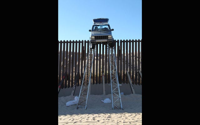 AZ Border Fence Jeep_Photo 2_640.jpg
